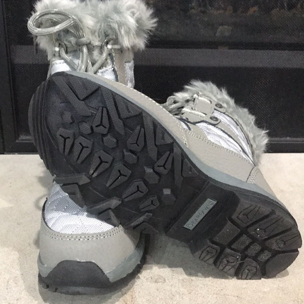 BearPaw Youth Size 1 Winter Snow Boot, Grey & Charcoal, Width: M, Waterproof - Picture 6 of 8
